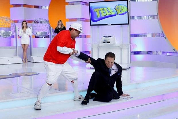 silvio santos cai durante sorteio tele sena