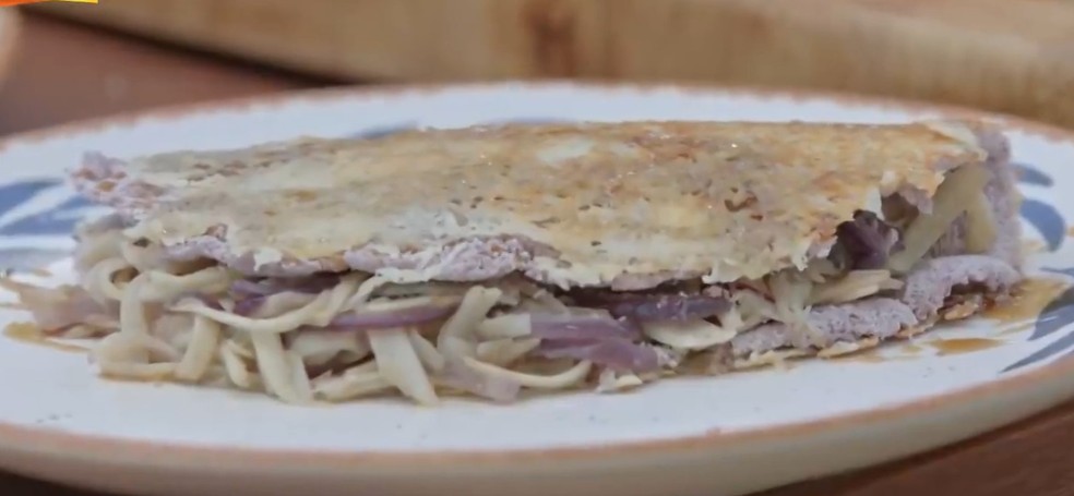 Tapioca de açaí com crosta de queijo coalho