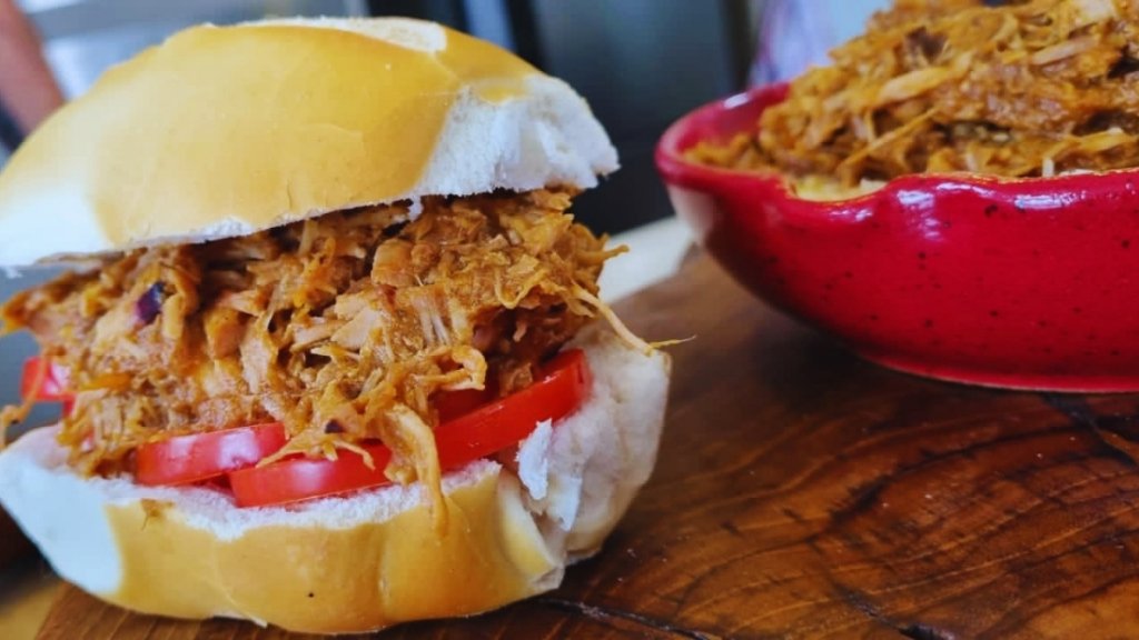 Pernil Desfiado com Barbecue de Refrigerante de Cola