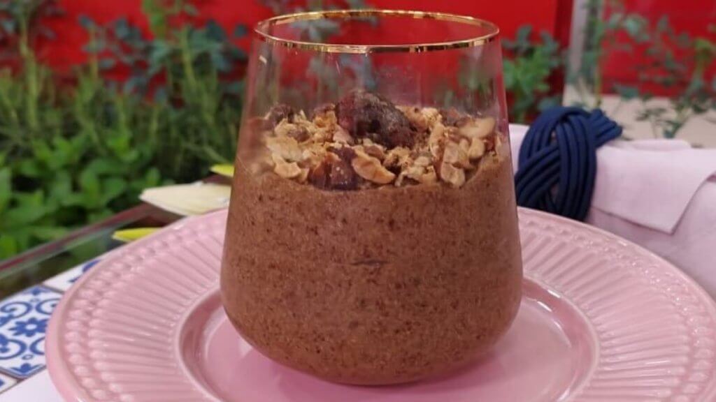 Mousse de Ameixa com Castanha de Caju