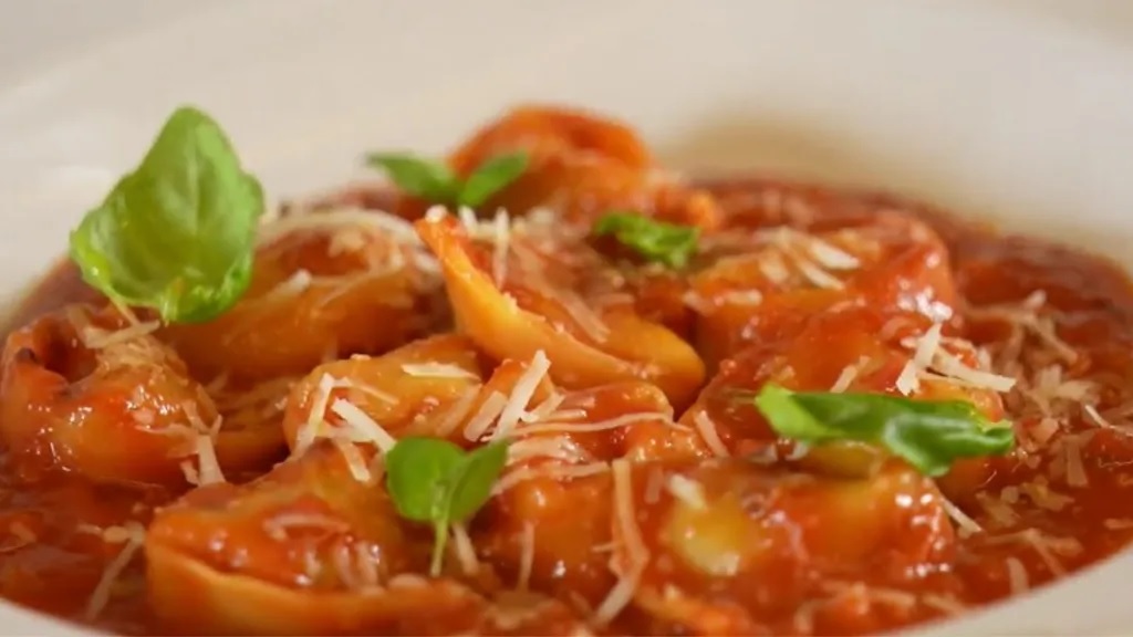 Tortelli de berinjela e ricota com molho pomodoro