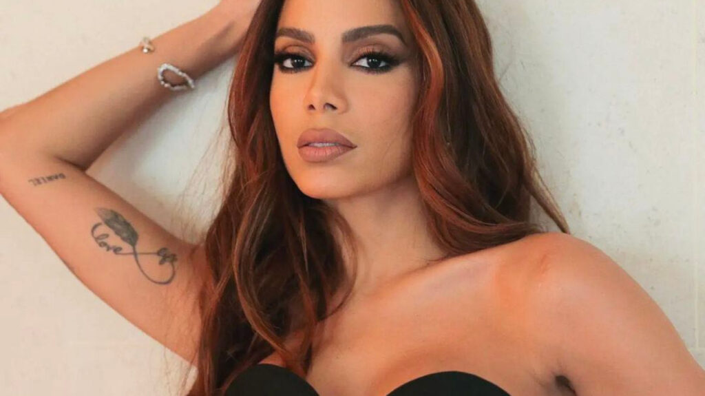 Anitta se pronuncia após ser hospitalizada