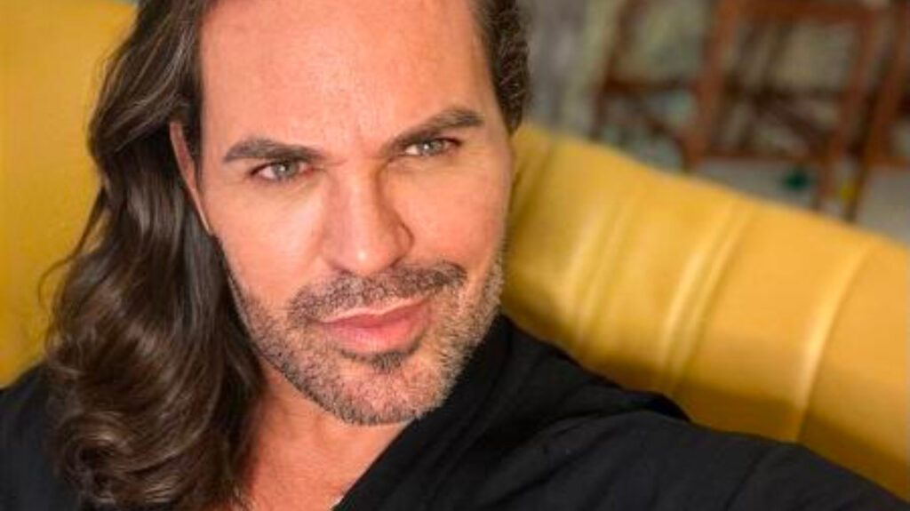 Eduardo Costa revela se é gay após declaração polêmica