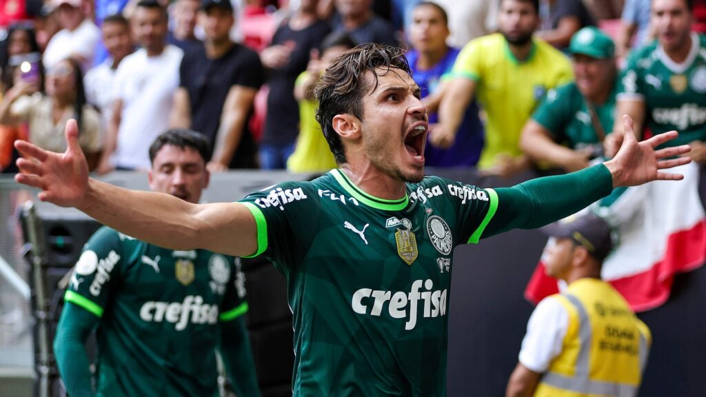 Raphael Veiga em jogo pelo Palmeiras