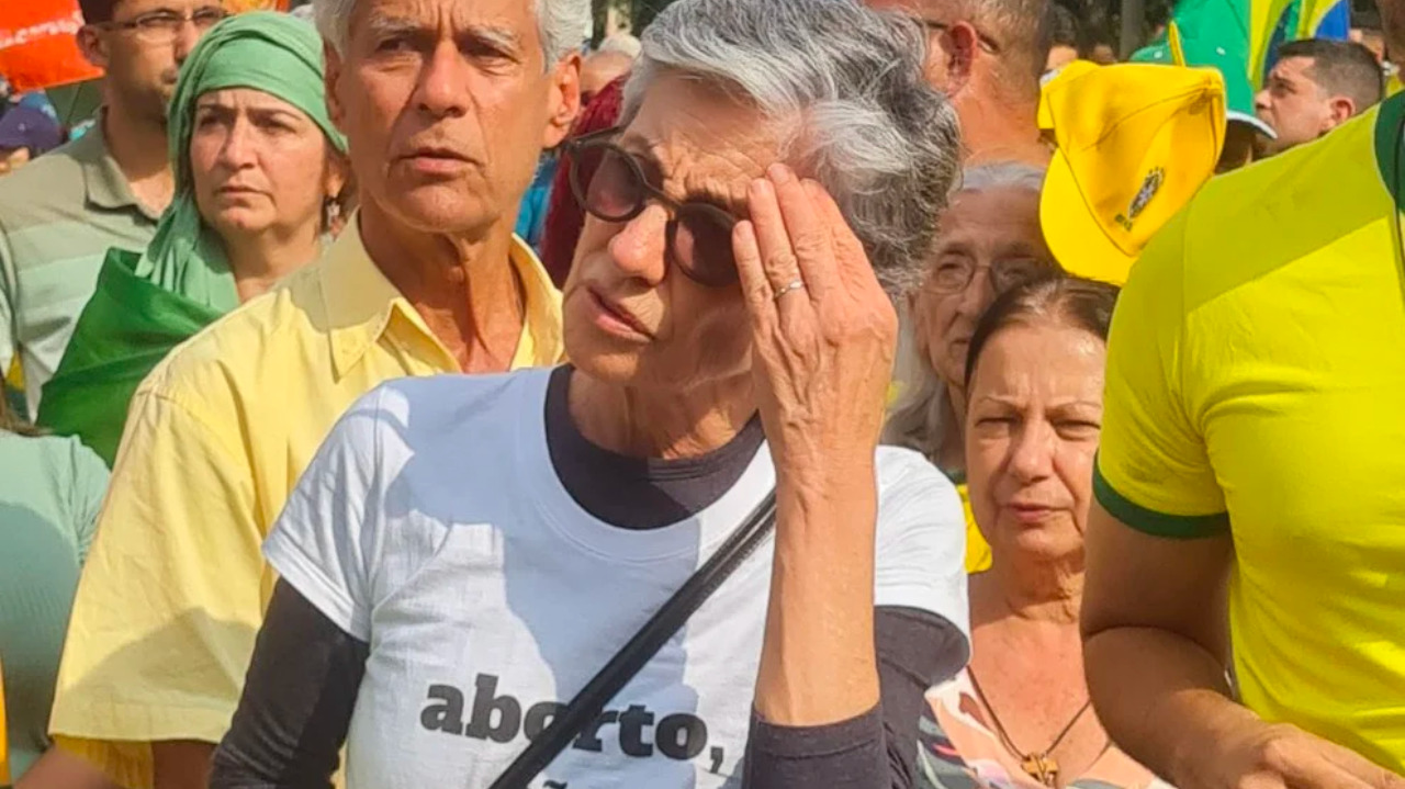 Cassia Kis é flagrada participando de manifestação contra aborto