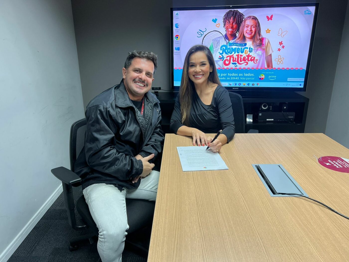 Isabele Benito renova contrato com o SBT