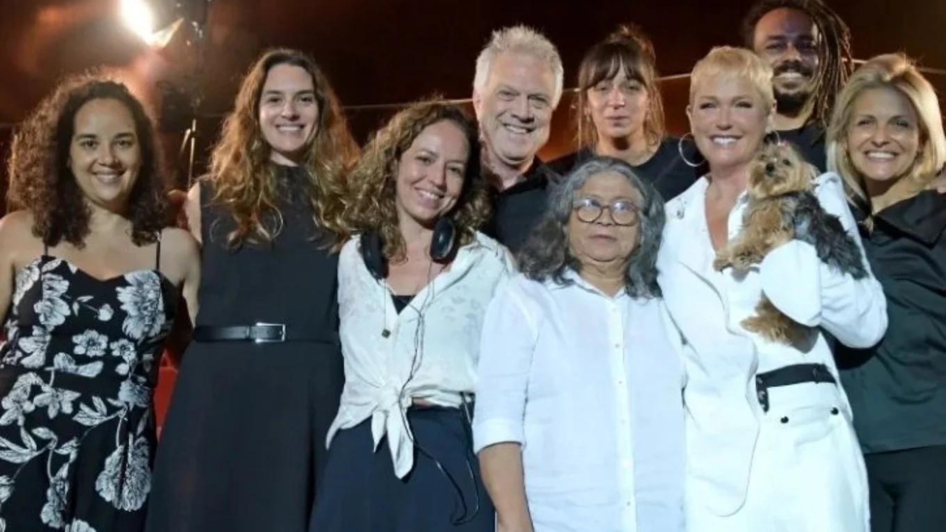 Xuxa e Marlene Mattos se abraçaram após gravação de documentário