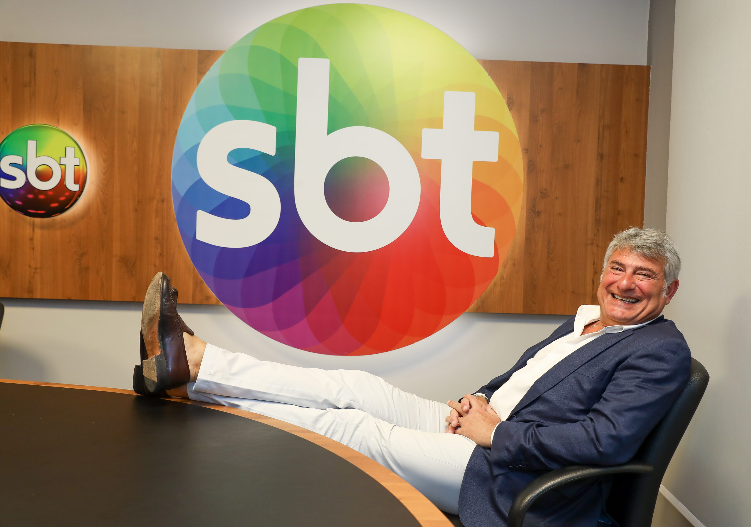 Cleber Machado assina contrato com o SBT