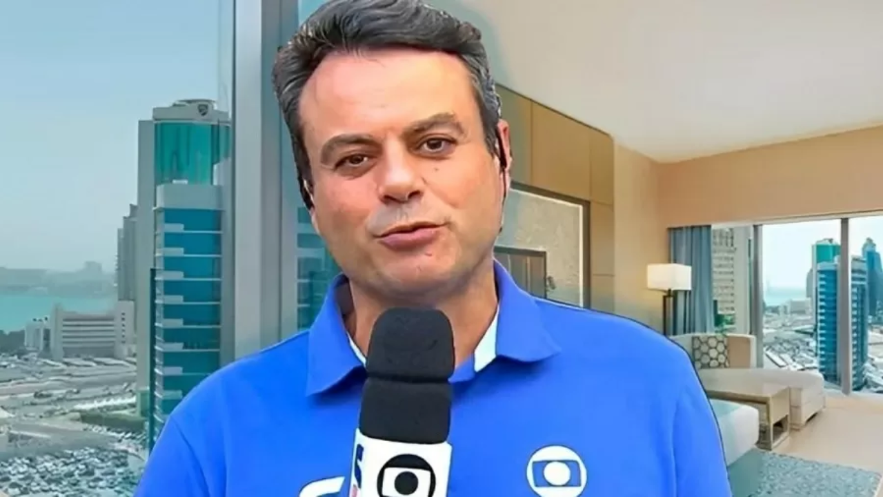 Durante transmissão na globo, Eric Faria chama Sampaoli de 'imbecil' em áudio vazado (Créditos: Reprodução/ Rede Globo)