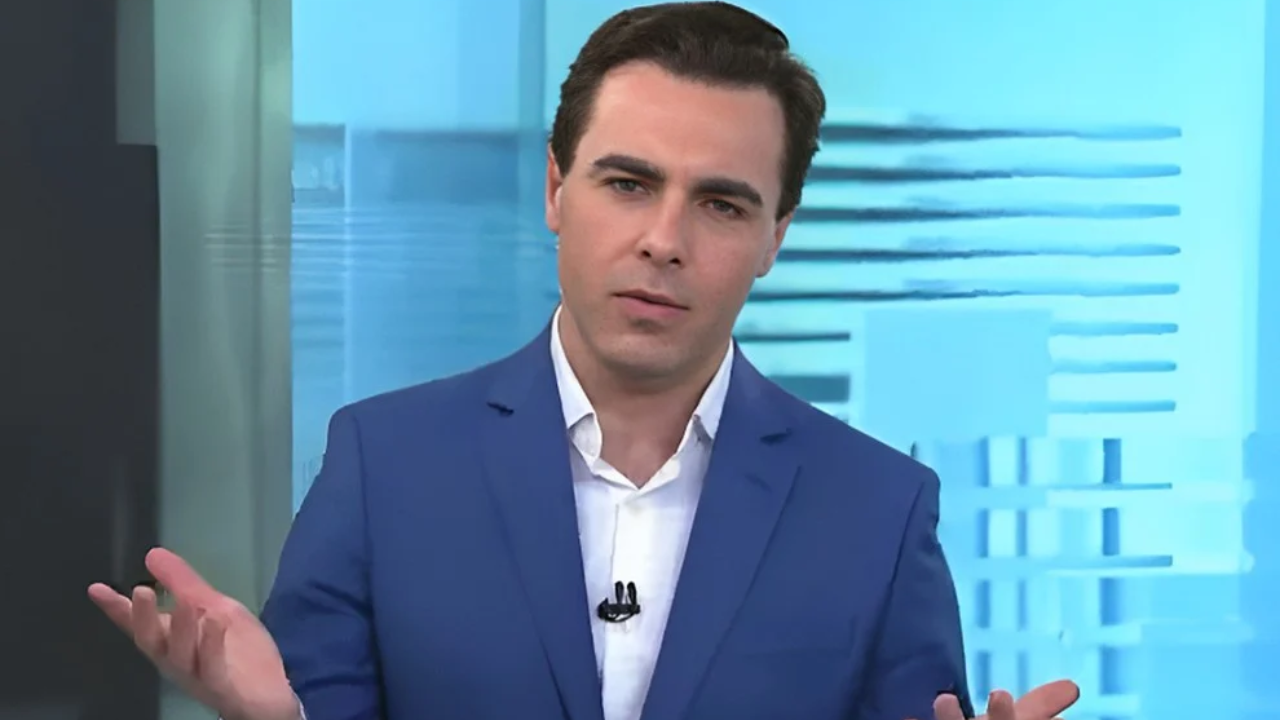 Em primeiro dia na Jovem Pan, Rafael Colombo se confunde e chama CNN Brasil (Créditos: Reprodução/ Jovem Pan News)