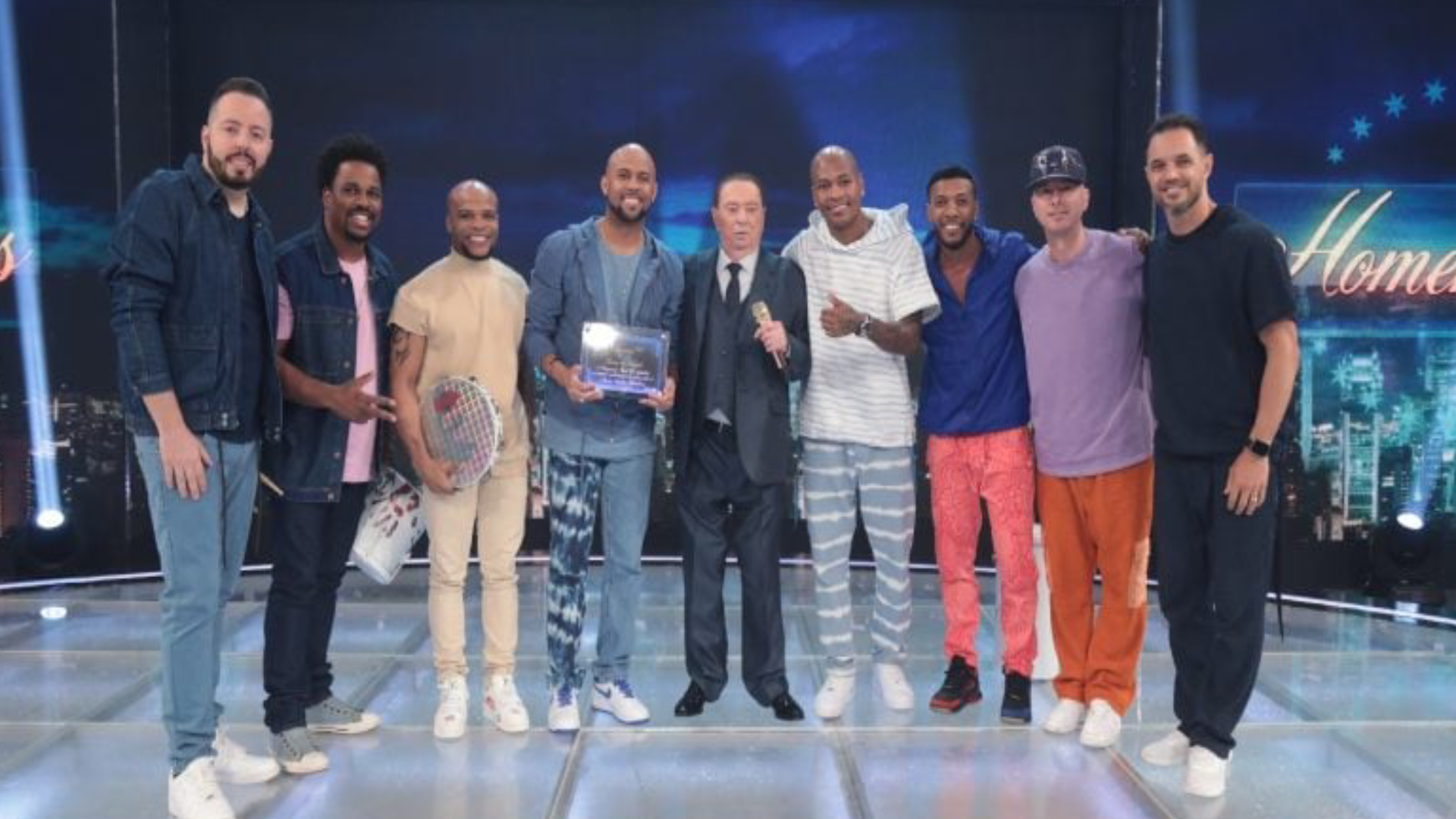 Turma do Pagode recebe homenagem no Programa Raul Gil