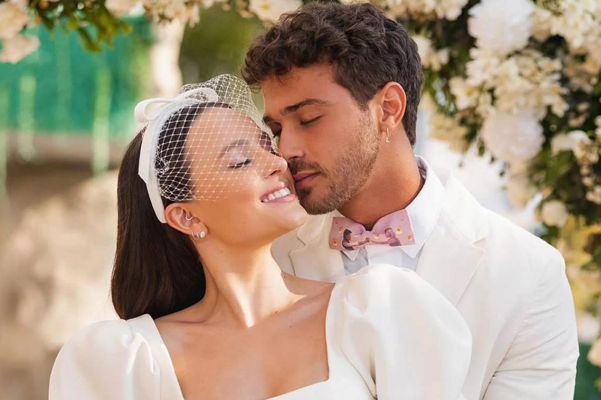 Após entrar sozinha em seu casamento, Larissa Manoela viraliza na web: 'Simbólico' (Créditos: Instagram)