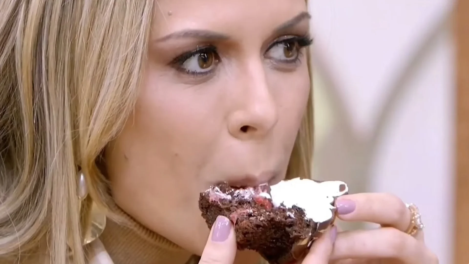 Beca Milano prova Cupcake no Bake Off Brasil