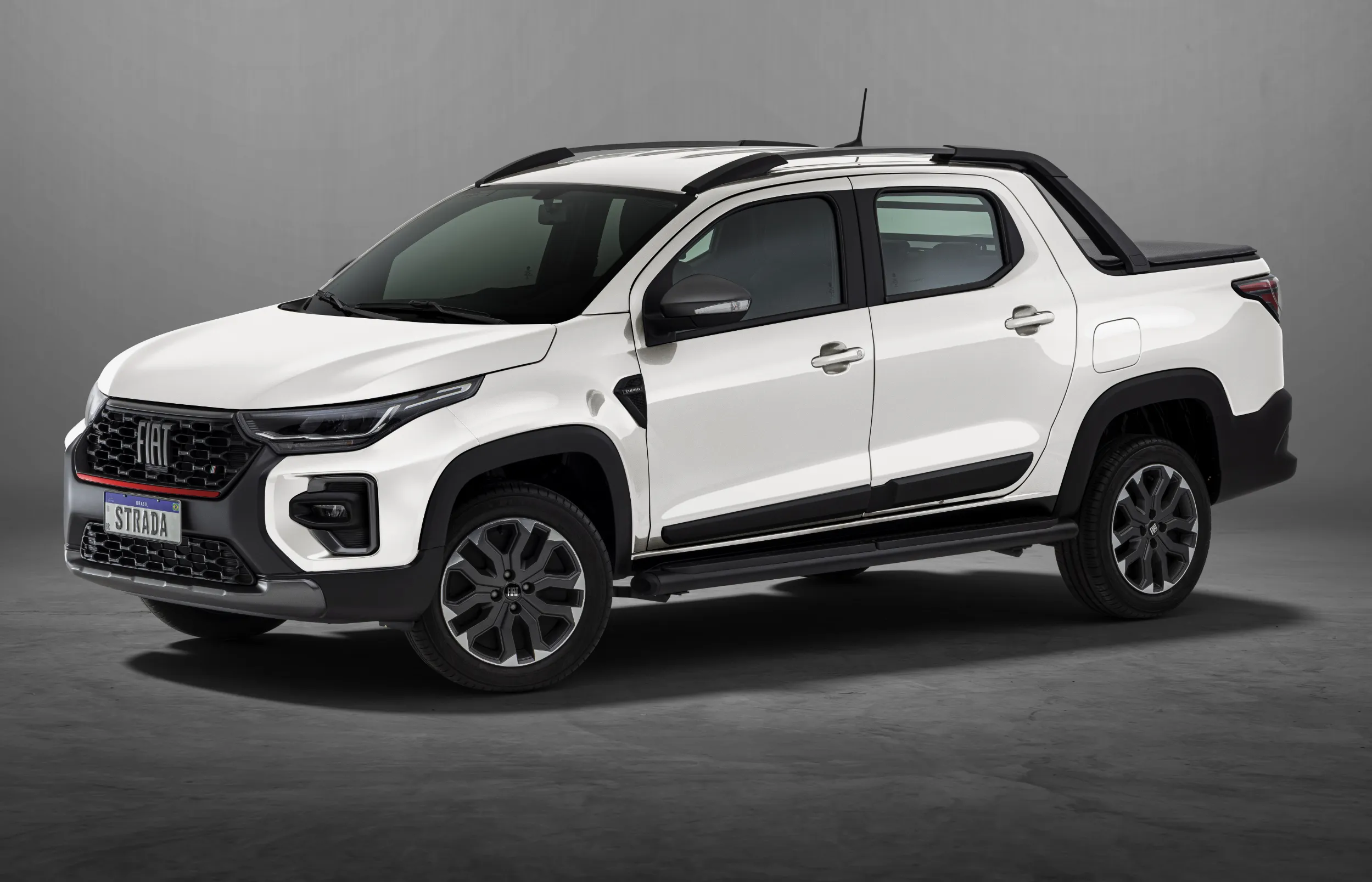 Robustez é a palavra-chave da Fiat Strada (carro mais vendido em novembro de 2023), que possui rodas de liga leve 16’’ + ATR (pneus de uso misto), além de design exclusivo para cada personalidade, seja mais urbana ou livre para qualquer caminho.