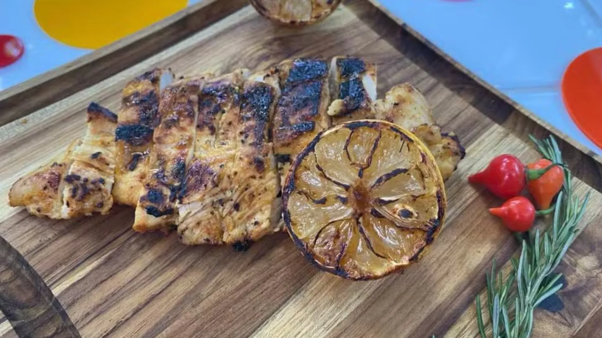 Peito de frango com mostarda e mel na churrasqueira