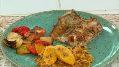 Peixe na brasa com farofa de banana-da-terra e legumes assados