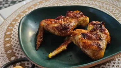 Asa de frango com tempero especial e cebola assada do É de Casa