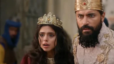 Ester e Xerxes assustados em A Rainha da Pérsia