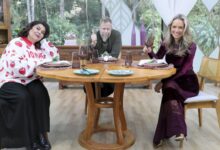 Fabiana Karla e jurados nos bastidores do novo Bake Off Brasil