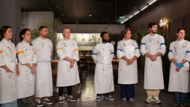 Participantes do MasterChef cozinham no restaurante de Fogaça