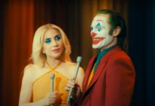 Joaquin Phoenix retorna como Coringa, ao lado de Lady Gaga como Arlequina, em uma sequência ambientada no Asilo Arkham